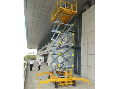 安装移动升降机电器开关质量检查